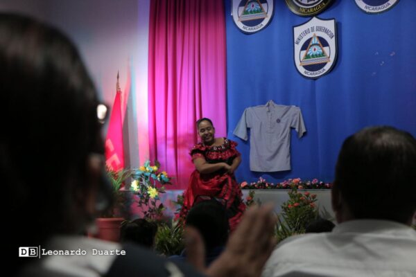 Servidores públicos conmemoran aniversario de la alfabetización