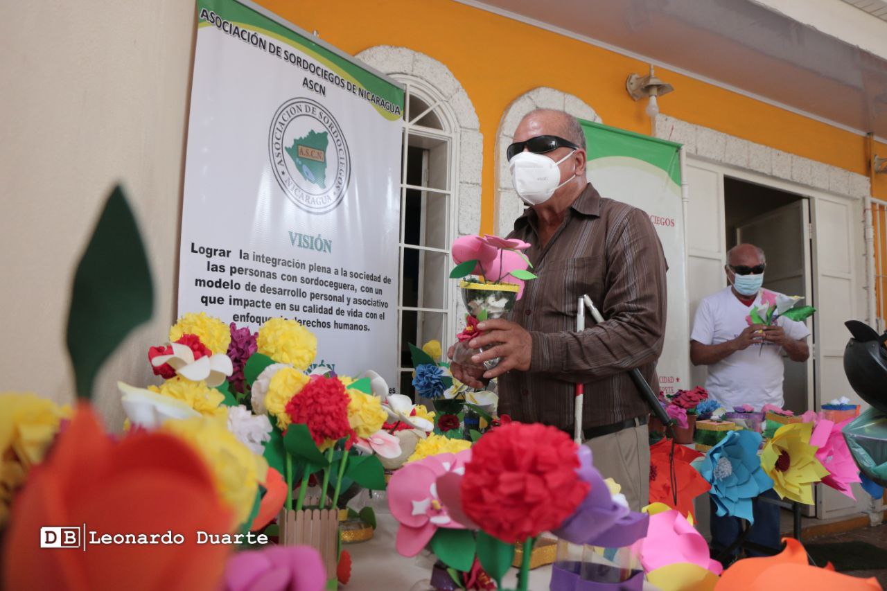 Personas con discapacidad adquieren competencias en arreglos florales