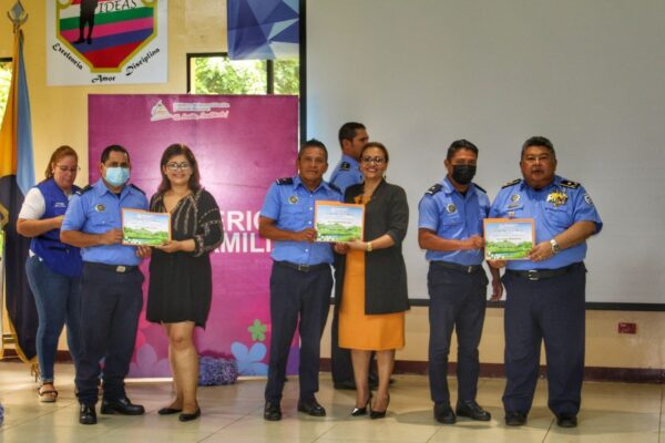 Centinelas de la paz reciben certificados de Escuelas de Valores