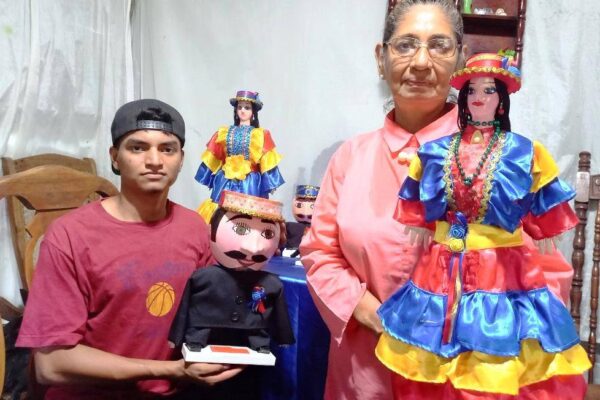 Reyna Treminio y su pasión por elaborar gigantonas