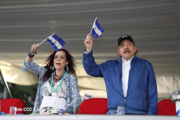 Comandante Daniel Ortega y vicepresidenta Rosario Murillo presiden el desfile patrio