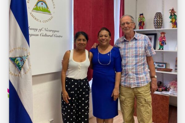Embajadora nicaragüense se reúne con escritor británico