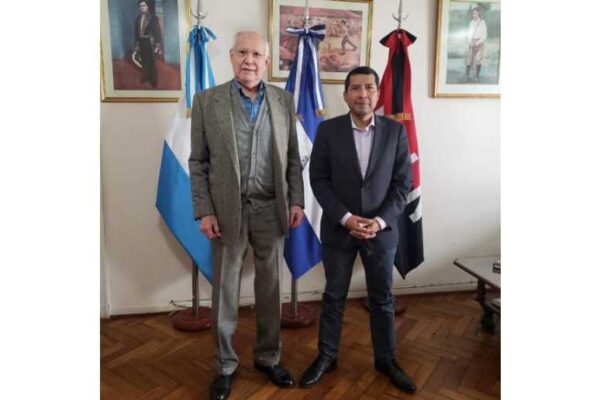 Nicaragua estrecha colaboración solidaria con historiador argentino