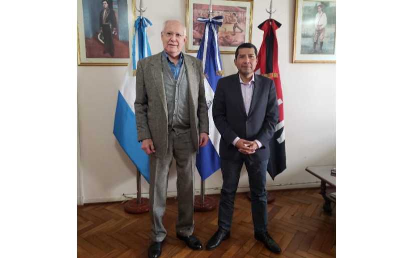 Nicaragua estrecha colaboración solidaria con historiador argentino