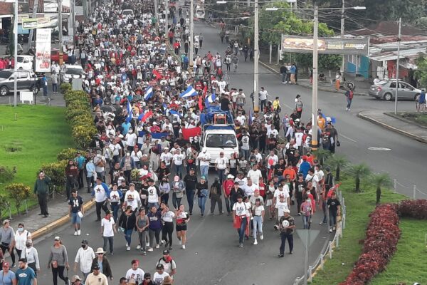 Multitudinaria caminata rinde homenaje a la  patria bendita y libre