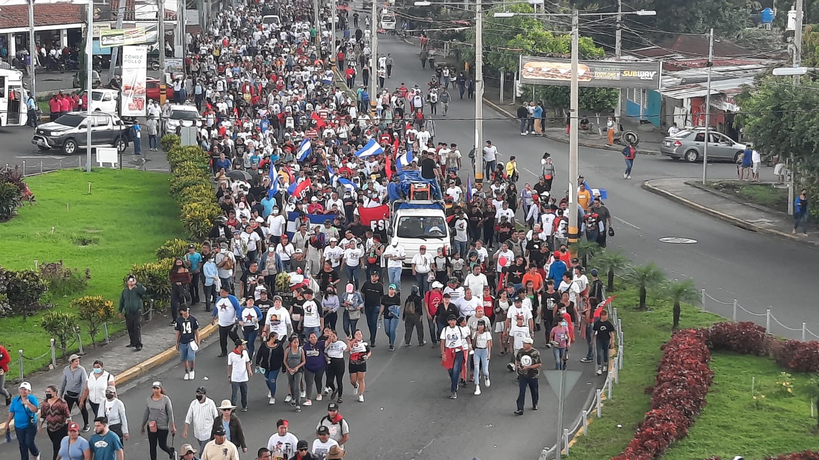 Multitudinaria caminata rinde homenaje a la  patria bendita y libre