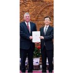 Embajador de Nicaragua presenta Copias de Estilo a China