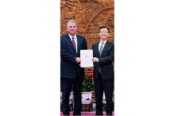 Embajador de Nicaragua  presenta Copias de Estilo a China