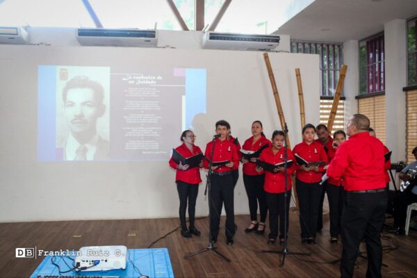 Poetas declaman en honor a Rigoberto López Pérez