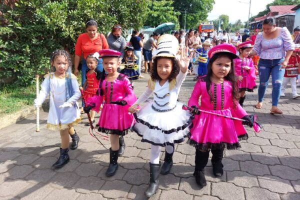 Niñez nicaragüense honra a la patria soberana