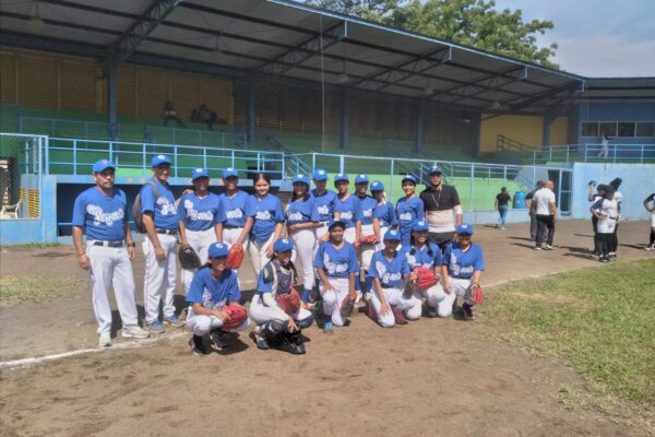 8 equipos de sóftbol femenino se disputan el primer lugar