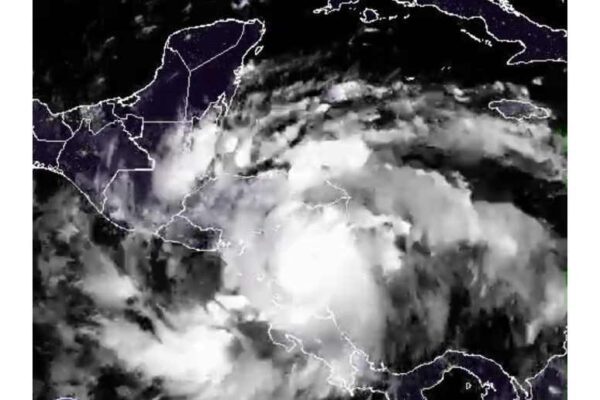 Julia se degrada a tormenta tropical