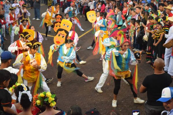 Exposición de Trajes Folclóricos saluda  Resistencia Indígena
