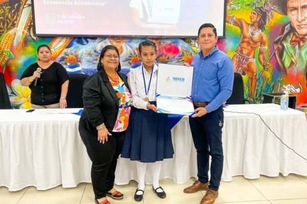 Diriá y Muelle de los Bueyes ganan certamen de mejor estudiante de primaria