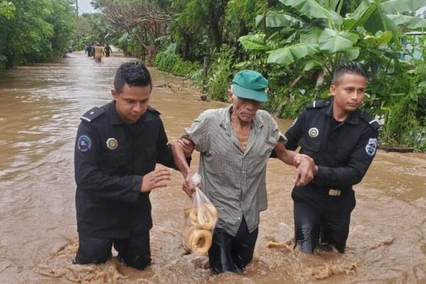 Acciones policiales para la protección de nicaragüenses ante desastres naturales