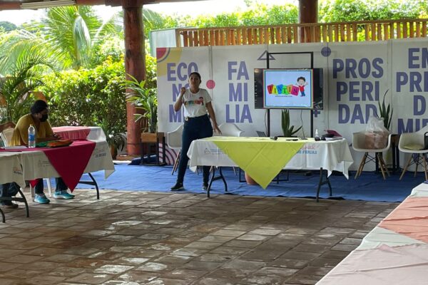 Artesanos nicaragüenses en taller sobre juguetes tradicionales cognitivos