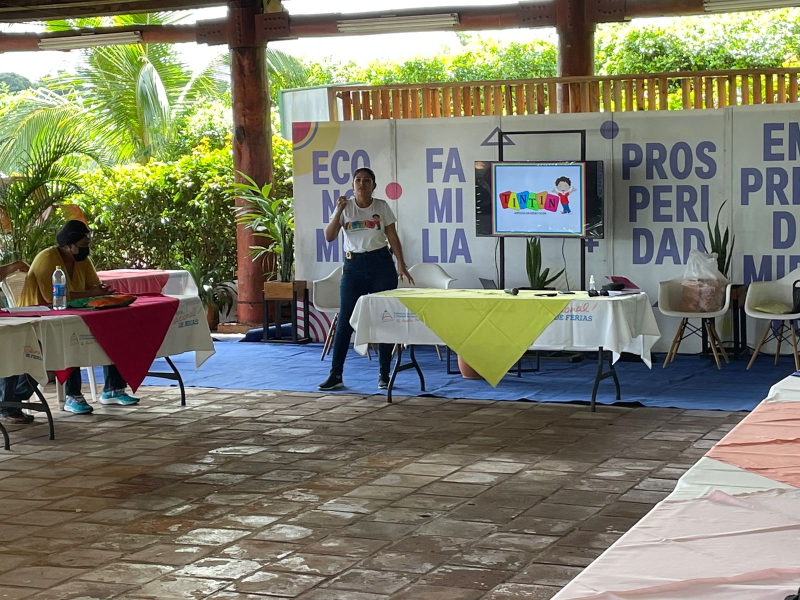 Artesanos nicaragüenses en taller sobre juguetes tradicionales cognitivos