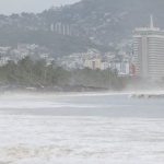 Huracán Orlene mantiene su ruta hacia las costas mexicanas