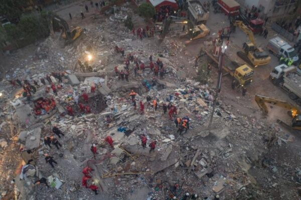 Un muerto y 64 heridos por terremoto en Türkiye
