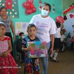 Festival de cuenta cuentos navideños deleita a niñez