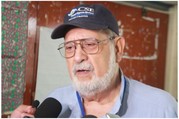 Magistrado Cairo Amador ejerce derecho al voto en elecciones 2022