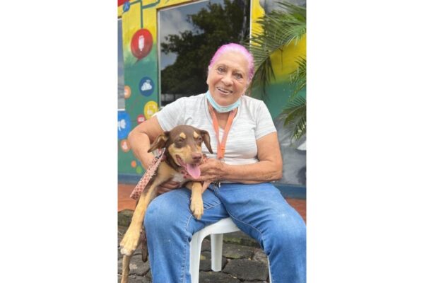 Jóvenes demuestran su amor por las mascotas con atenciones gratuitas