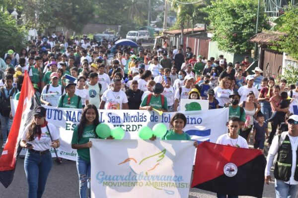 Estudiantes de León protagonizan carnaval ambiental
