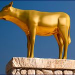 Rvdo. Miguel Ángel Casco: A los pies del Monte Sinaí se construye un nuevo becerro de oro