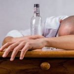 Suman 28 muertos por intoxicación con alcohol adulterado en Ecuador