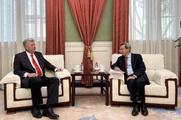 Embajador nicaragüense se reúne con compañeros del Partido Comunista de China