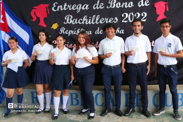 Continúa la entrega de bonos a bachilleres de Nicaragua