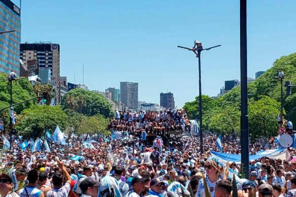 Avanza Caravana de los Campeones por las calles de Buenos Aires