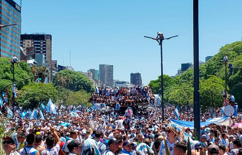 Avanza Caravana de los Campeones por las calles de Buenos Aires