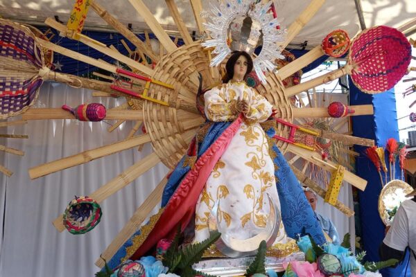  7 de diciembre, día de cantos y flores a la Reina de la Paz