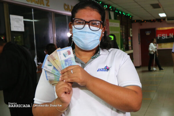 Trabajadores de la salud reciben último pago del 2022
