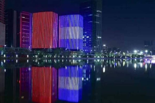 Banderas de China y Nicaragua se proyectan en Centro Comercial de Tongzhou