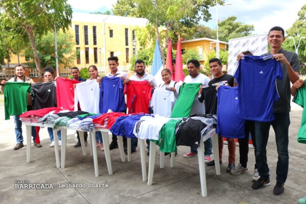 Entregan uniformes deportivos para torneos navideños de fútbol sala