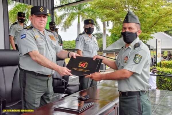 Efectúan graduación del Centro Superior de Estudios Militares 