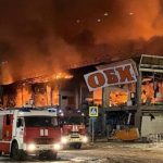 Incendio destruye centro comercial en Moscú
