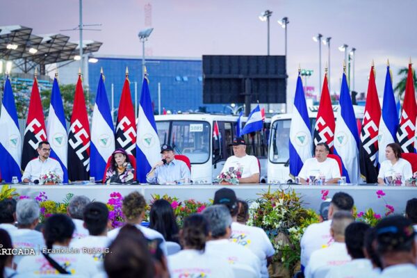 Entrega de buses rusos a cooperativas de transporte colectivo