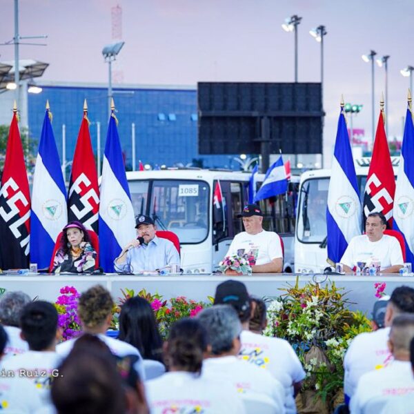 Foto de Acto de entrega de 150 buses rusos a cooperativas de transportistas