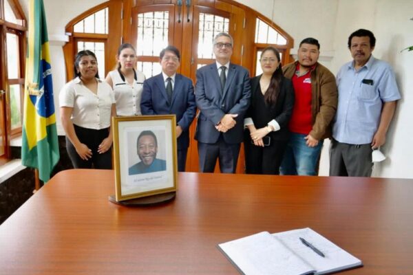 Delegación de Nicaragua firma libro de condolencias por fallecimiento de Pelé