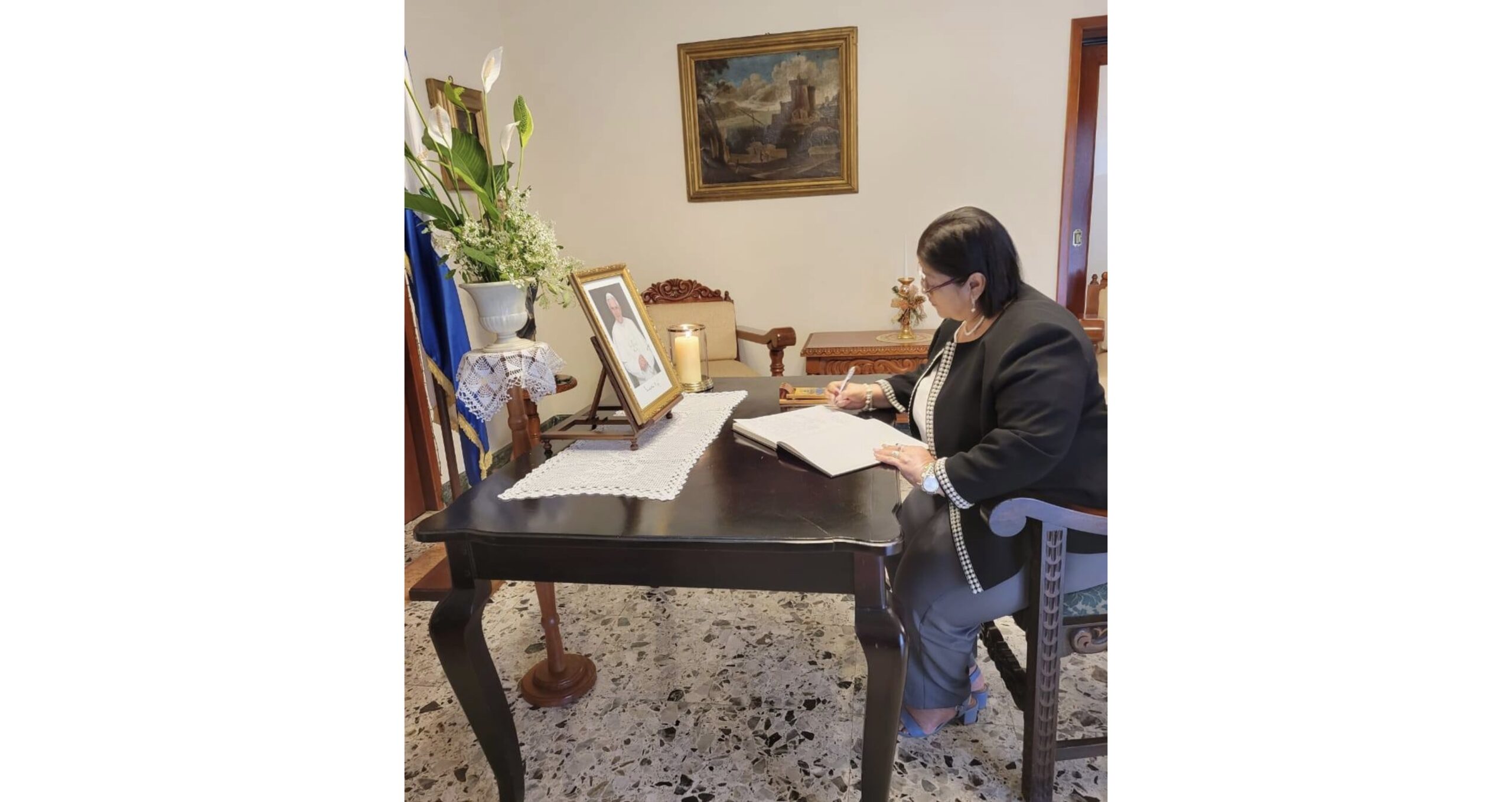 Delegación de Nicaragua firma libro de condolencias por fallecimiento de Papa Emérito