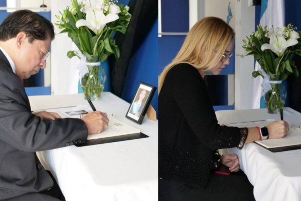 Nicaragua firma libro de condolencias por fallecimiento del expresidente de Guatemala, Álvaro Colom