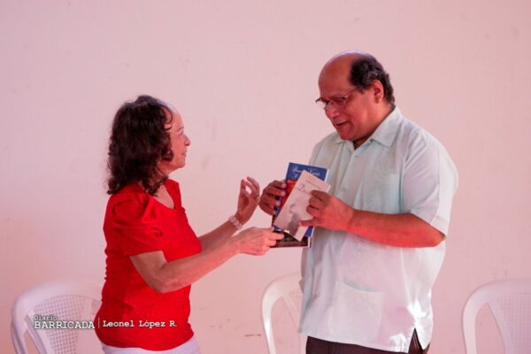 Poeta Brenda Martínez rinde homenaje a Rubén Darío con nuevos libros