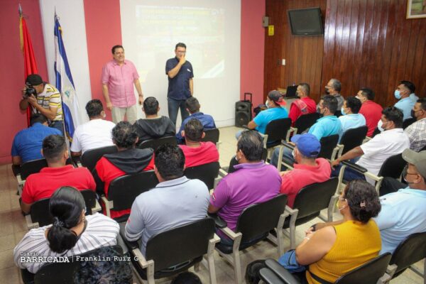 Conductores de caponeras son capacitados para mejorar atención a pasajeros