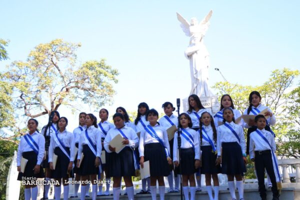 Comunidad educativa de Nicaragua dedica serenata a Rubén Darío