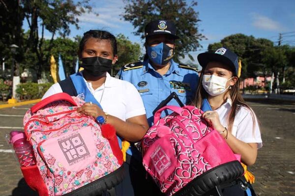 Hijos e hijas de policías comienzan a recibir bonos escolares