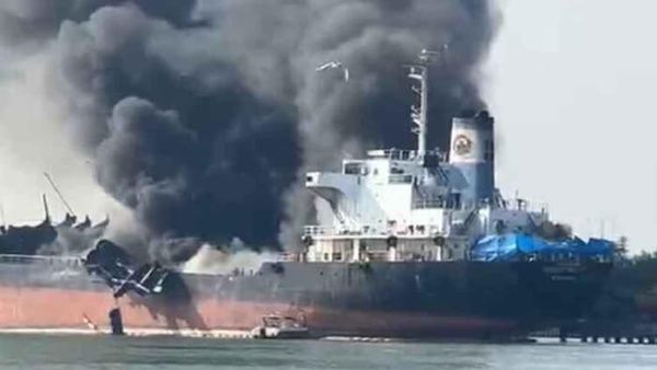 Explosión de buque petrolero deja un muerto en Tailandia