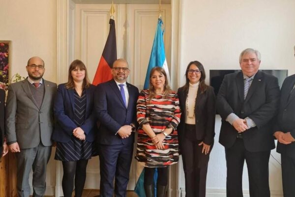 Embajadora nicaragüense se reúne con Secretario general del SICA en Berlín
